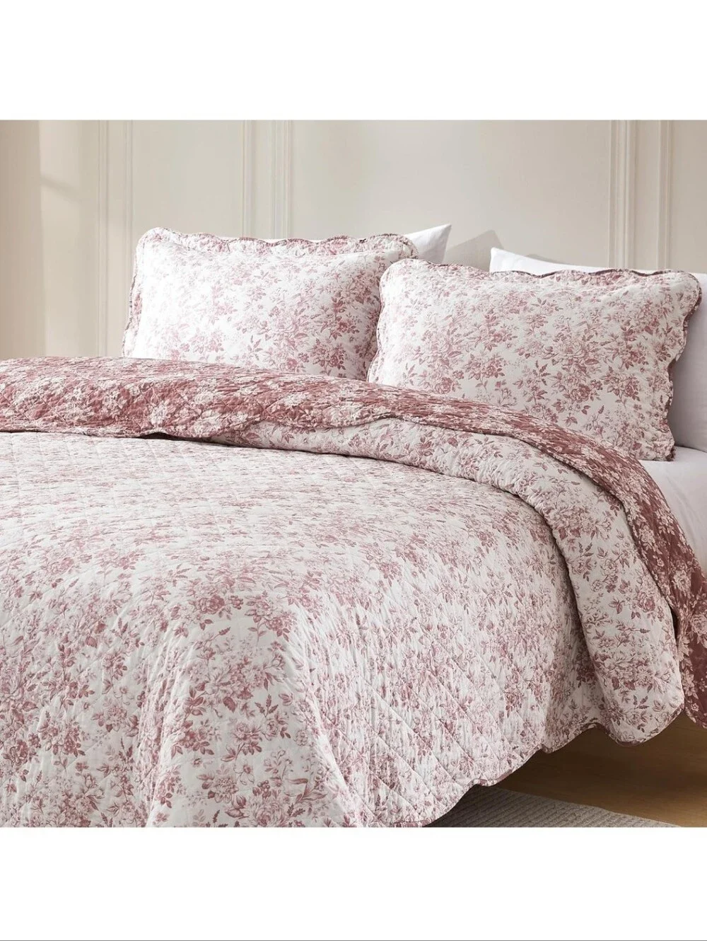 Lush Decor Peony Toile Reversible Cotton Quilt 3 Piece Set F/Q Rosewood Scallope